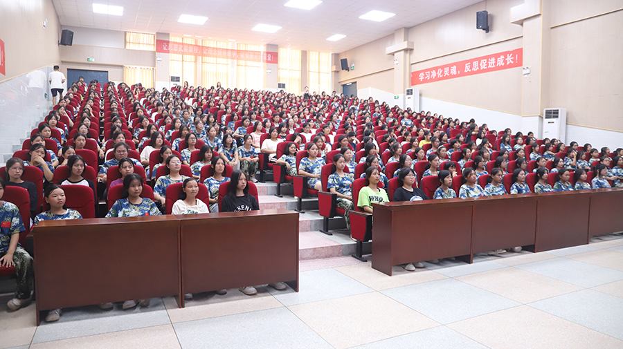 時光不語，靜待花開——懷化市新晃恒雅高級中學(xué)舉辦女生青春期健康教育講座